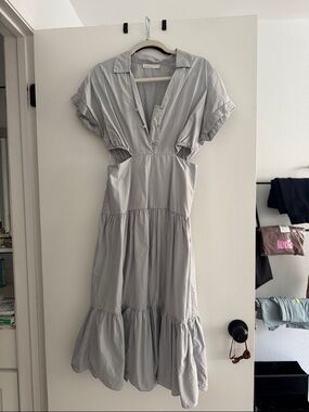 OAK + FORT Light Gray Tiered V-Neck Midi Dress